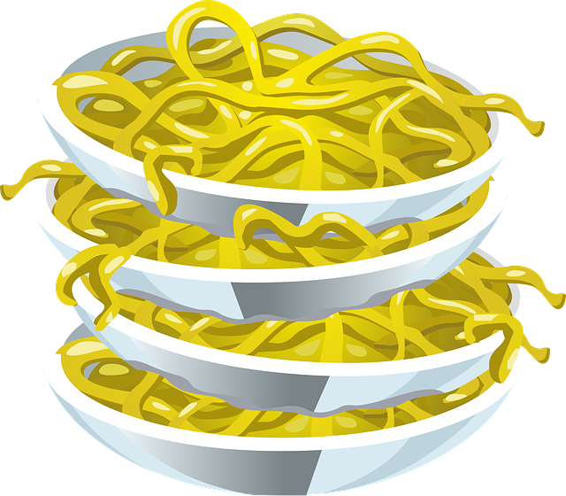 mehrere Teller mit Nudeln